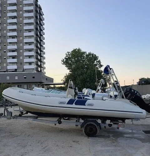 Familia disfrutando de un alquiler de barco en Burriana